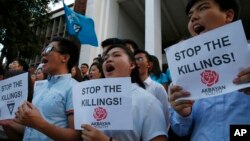 Para mahasiswa Filipina memrotes kebijakan keras "Perang lawan Narkoba" oleh Presiden Rodrigo Duterte dalam aksi di Quezon city barat laut Manila (foto: dok).