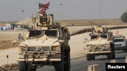 Konvoi kendaraan militer AS di perlintasan perbatasan Irak-Suriah, di pinggiran Dohuk, Irak, 21 Oktober 2019. (Foto: dok).