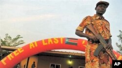 A South Sudanese soldier stands guard outside a cultural center in Juba at the end of a week-long independence vote, 16 Jan 2011.