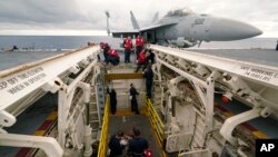 Para personel menyiapkan dek penerbangan di kapal induk USS Gerald R. Ford (foto: dok). AS kirimkan kapal induk ini ke Mediterania Timur untuk mendukung Israel. 