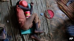 Un enfant talibé dormant par terre dans un bâtiment insalubre à Dakar, au Sénégal, le 31 août 2010