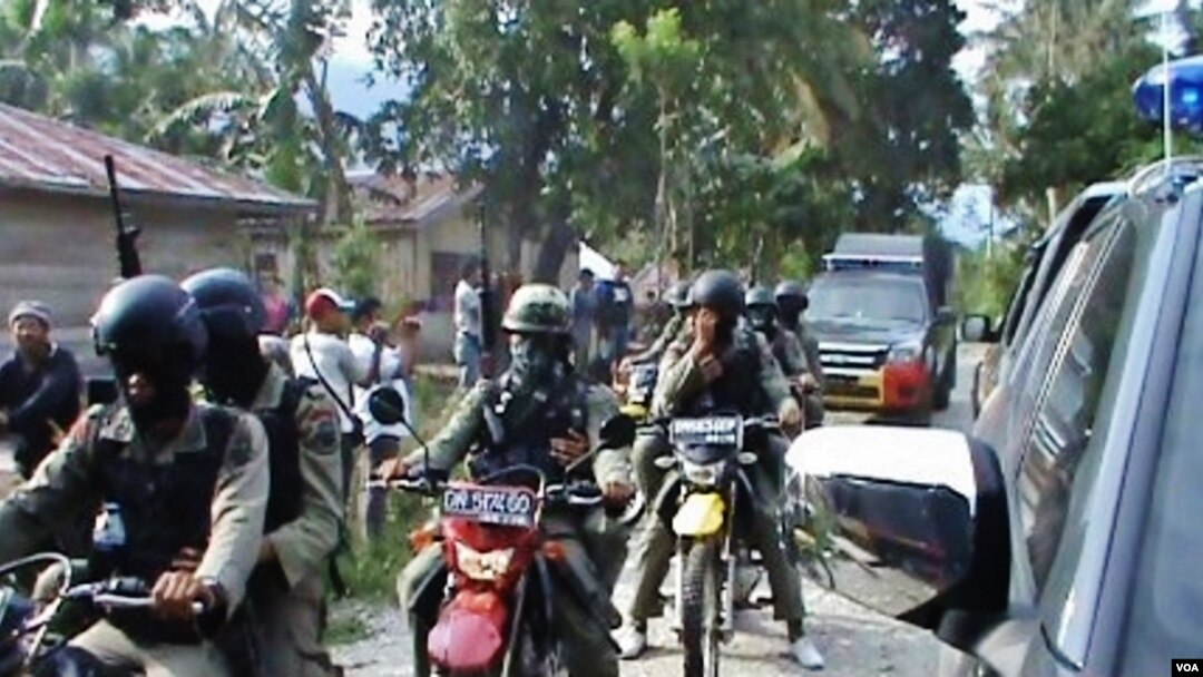 Sekitar 100 personel Brimob dikerahkan ke desa Padalembara, Poso Pesisir Selatan, tempat ditemukannya 2 jenazah oleh warga, Selasa 4/11 (foto: VOA/Yoanes).