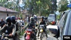 Sekitar 100 personel Brimob dikerahkan ke desa Padalembara, Poso Pesisir Selatan, tempat ditemukannya 2 jenazah oleh warga, Selasa 4/11 (foto: VOA/Yoanes).