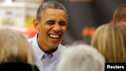 El presidente Obama junto a su familia compartió con el grupo de voluntarios de Capital Food Bank en Washington.