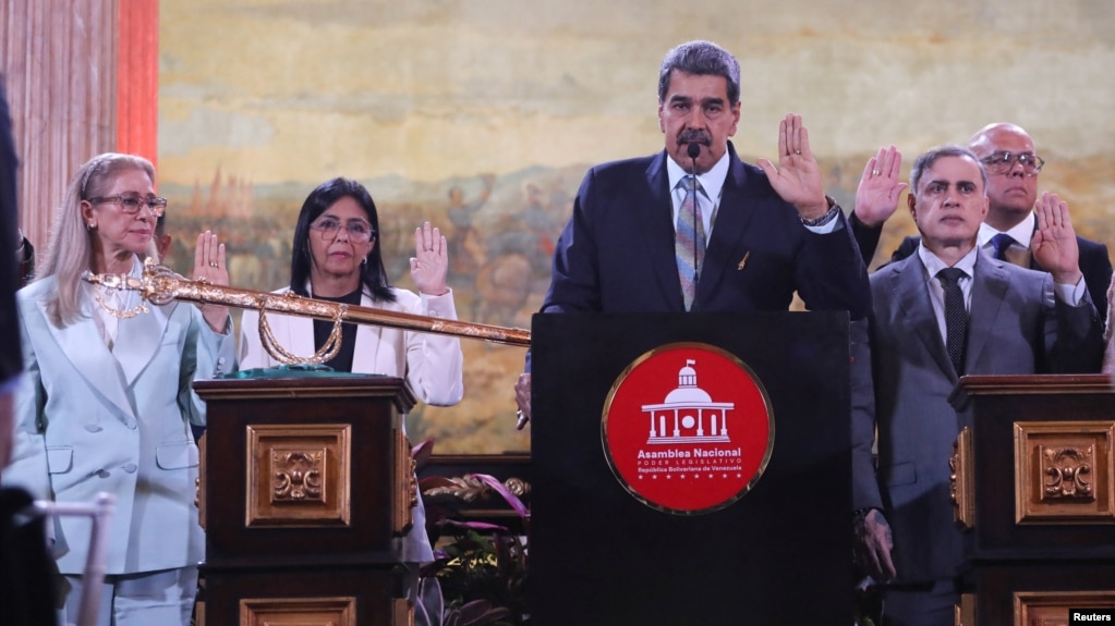 ARCHIVO - El gobernante venezolano Nicolás Maduro gesticula al presentar su proyecto de reforma constitucional, junto a miembros de la comisión para tal fin, entre ellos, su esposa Cilia Flores, a la izquierda, en la Asamblea Nacional en Caracas, el 15 de febrero de 2025.