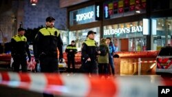 Polisi mengamankan lokasi terjadinya penikaman di pusat perbelanjaan yang sibuk di kota Den Haag, Belanda hari Jumat (29/11).