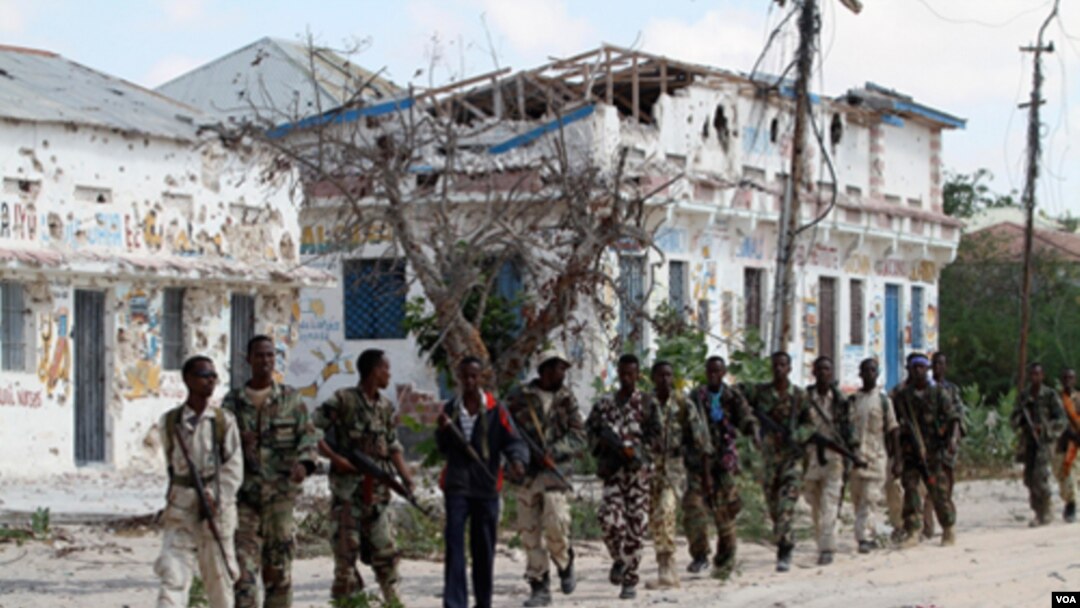 Pasukan Somalia melakukan patroli di Mogadishu (foto: dok). Sejumlah pria bersenjata menembak tewas wartawan Yusuf Ali Osman di Mogadishu, Minggu (12/8). 