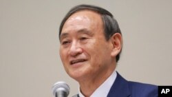 일본의 스가 요시히데 관방장관이 2일 도쿄에서 기자회견을 가졌다. 
