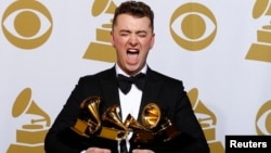 Sam Smith ຖ່າຍຮູບກັບ 4 ລາງວັນ ອັນມີ: Best New Artist, Best Pop/Vocal Album for "In the Lonely Hour" and Song of the Year and Record of the Year for "Stay With Me" in the press room at the 57th annual Grammy Awards in Los Angeles, California, Feb. 8, 2015. 