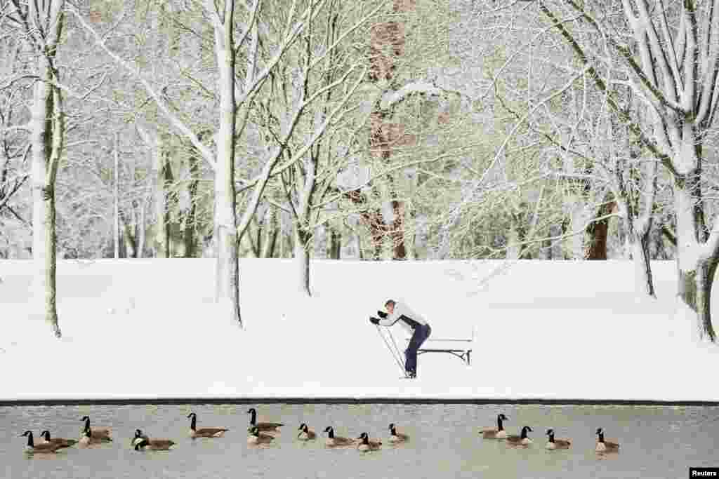 Seorang pemain ski terlihat di lapangan National Mall yang tertutup salju saat hujan salju lebat di Washington DC. (Foto: Reuters)