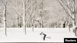 Seorang pemain ski cross-country terlihat beraksi di National Mall saat salju dengan intensitas yang cukup besar melanda Washington, pada 3 Januari 2022. 