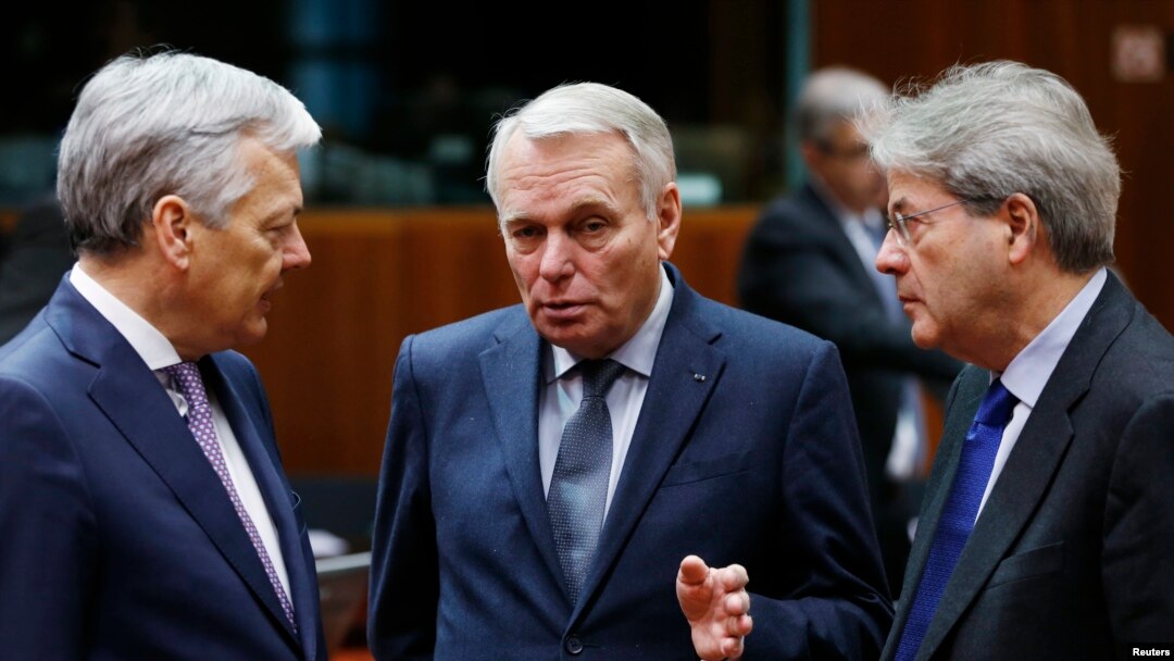 (Kiri-kanan) Menlu Belgia Didier Reynders, Menlu Perancis Jean-Marc Ayrault, dan Menlu Italia Palo Gentiloni menghadiri rapat menlu Uni Eropa di Brussels, Belgia (14/3/2016). (foto: REUTERS/Francois Lenoir)