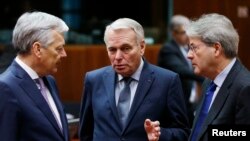 (Kiri-kanan) Menlu Belgia Didier Reynders, Menlu Perancis Jean-Marc Ayrault, dan Menlu Italia Palo Gentiloni menghadiri rapat menlu Uni Eropa di Brussels, Belgia (14/3/2016). (foto: REUTERS/Francois Lenoir)