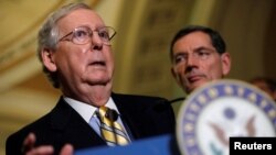 Le chef de file de la majorité républicaine au Sénat, Micth McConnell, s'adressant à la presse, Capitol Hill, Washington, 27 juin 2017.