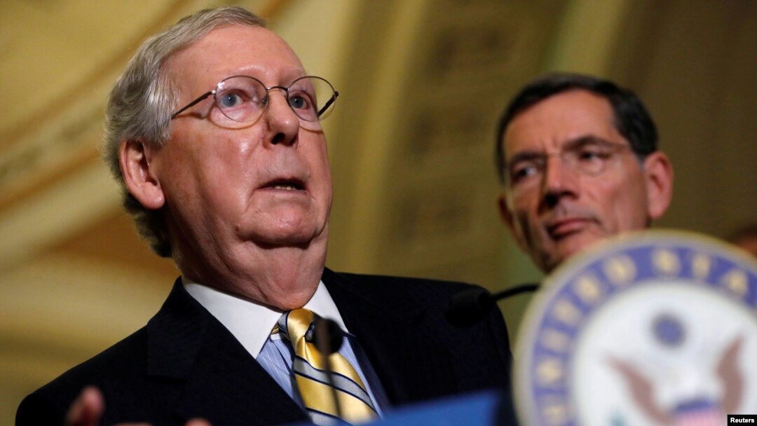 Mitch McConnell (kiri), ketua partai Republik di Senat AS (foto: dok). 