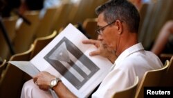 A Cuban reads the draft proposal of changes to the constitution during the beginning of a public political discussion to revamp a Cold War-era constitution at the Nguyen Van Troi Polyclinic in Havana, Aug. 13, 2018. 