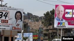 Poster kampanye di Villa Maria del Triunfo, pinggiran kota Lima, Peru (6/4). (Reuters/Mariana Bazo)