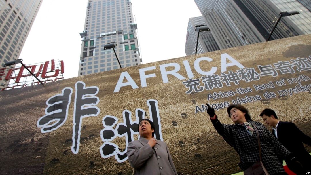 北京在中非峰會期間街頭宣傳中非友好的廣告。（2006年10月26日）