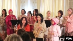 Isteri Dubes RI, Rosa Djalal (tengah baju kuning) dan kelompok House of Angklung Washington DC menyambut para tamu undangan dengan alunan musik angklung lagu Bengawan Solo (24/1).