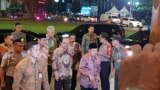 Wapres Jusuf Kalla saat tiba di lokasi acara rakor Baznas di Balaikota Solo, Senin malam (4/3) (foto: VOA/Yudha Satriawan)