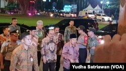 Wapres Jusuf Kalla saat tiba di lokasi acara rakor Baznas di Balaikota Solo, Senin malam (4/3) (foto: VOA/Yudha Satriawan)