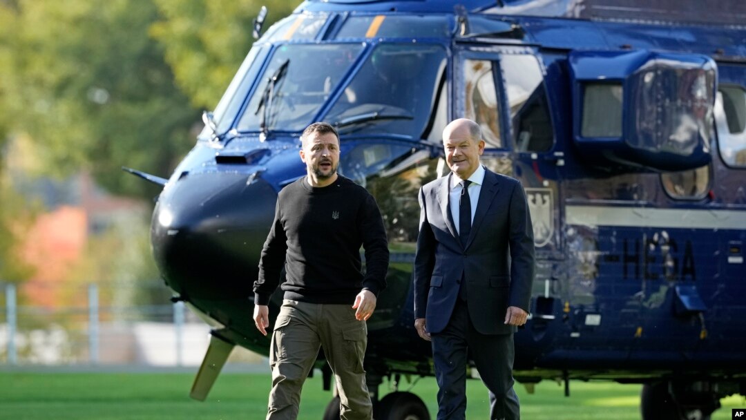 Ukrajinski predsjednik Volodymyr Zelenskyy i njemački kancelar Olaf Scholz dolaze na sastanak u kancelariju u Berlinu, Njemačka, 11. oktobra 2024.