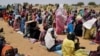 Des Soudanis fuyant au Tchad (Reuters), le 9 mai 2023.