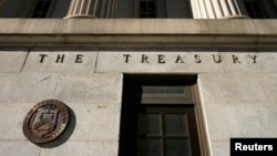 资料照片：位于华盛顿的美国财政部总部大楼显示的标识。