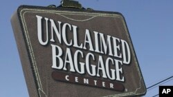 17 มี.ค. 2011 ภาพถ่ายของร้าน Unclaimed Baggage Center ในสกอตโบโร รัฐแอละแบมา ถือเป็นนครเมกกะของนักท่องเที่ยวที่ไปเยี่ยมเยือน ในการค้นหาสินค้ากำพร้าเจ้าของ (เอพี)