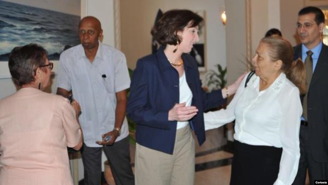 Roberta Jacobson, centro, desayunó con siete disidentes cubanos y ambas partes expresaron sus diferencias y preocupaciones sobre el futuro en La Habana.
