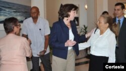 Roberta Jacobson, centro, desayunó con siete disidentes cubanos y ambas partes expresaron sus diferencias y preocupaciones sobre el futuro en La Habana.