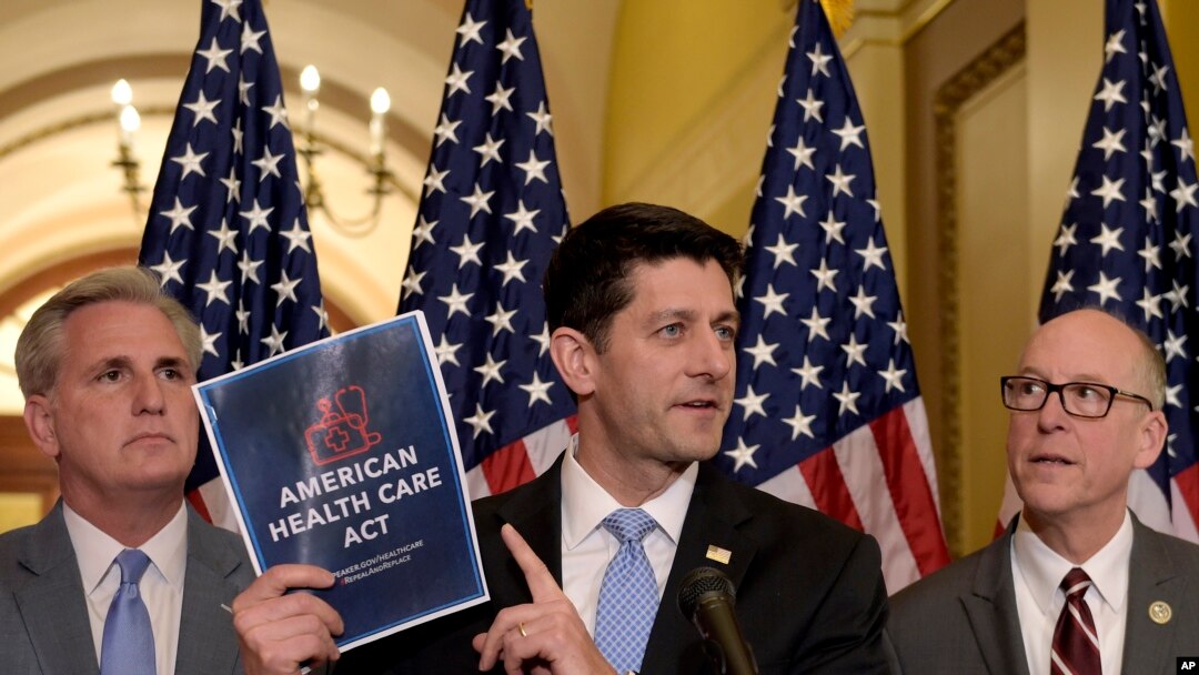 Ketua DPR AS Paul Ryan (tengah) didampingi oleh Ketua Komite Energi dan Perdagangan Greg Walden (kanan) dan Ketua fraksi mayoritas di DPR AS, Whip Kevin McCarthy, memberikan keterangan kepada pers tentang Layanan Kesehatan AS di Gedung Capitol, Washington, 7 Maret 2017. (Foto: dok). 