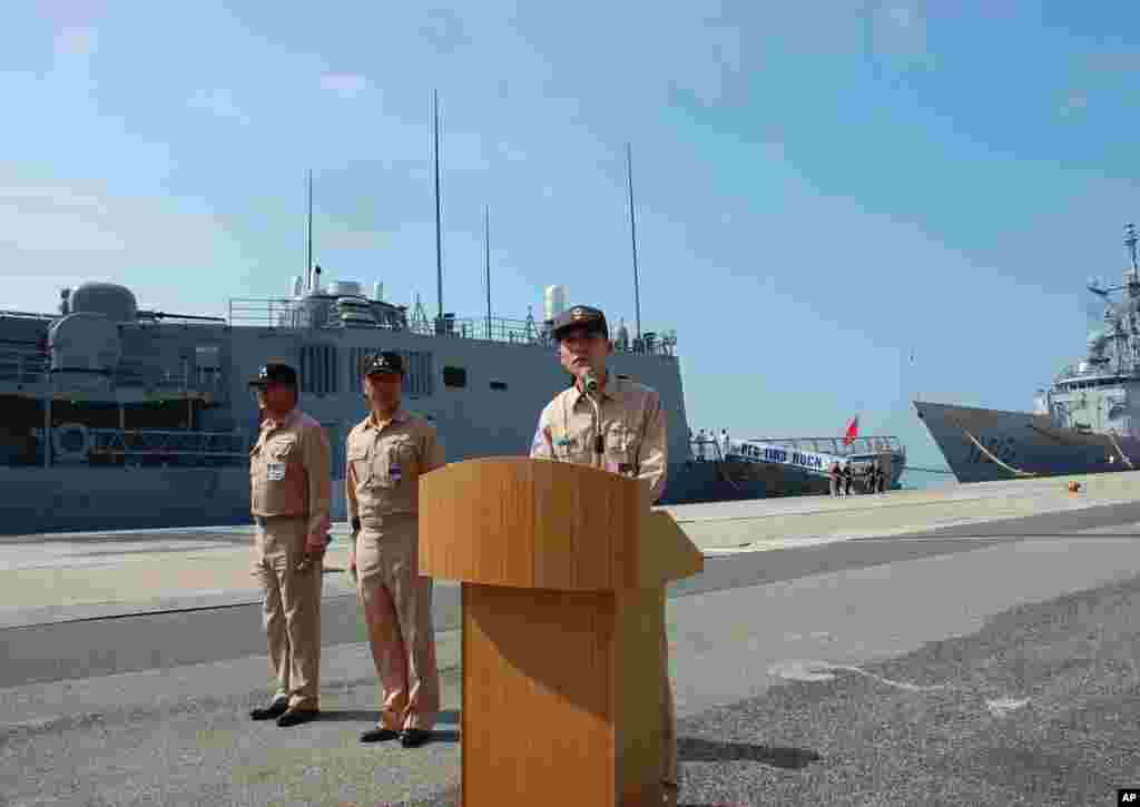 台湾146舰队舰队长梅家树少将对记者发表谈话, 身后为巡防舰郑和号和班超号