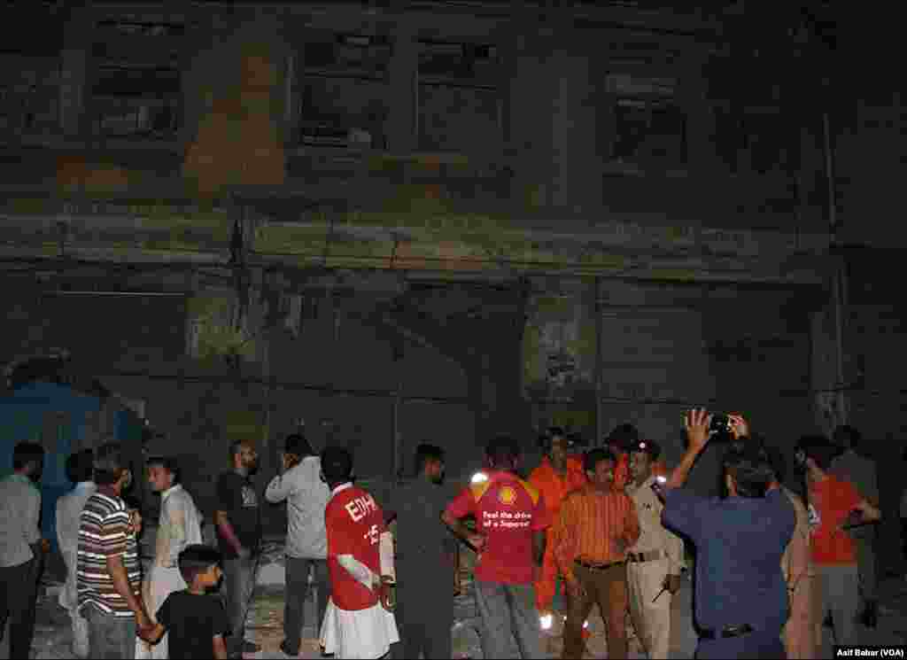 کراچی میں ایسی درجنوں عمارتیں ہیں جو بوسیدہ ہو کر خطرناک قرار دے دی گئی ہیں