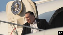 El secretario de Estado Mike Pompeo llega a la Base Andrews de la Fuerza Aérea en Maryland, el jueves 12 de julio de 2018. 