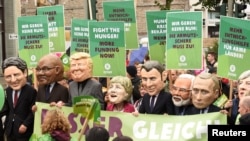 Les grosses têtes d'Oxfam, représentant les dirigeants du G20, lors d'une marche de protestation, Hambourg, Allemagne, le 2 juillet 2017. (REUTERS/Fabian Bimmer)