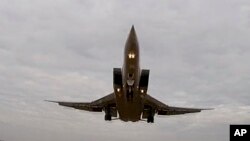 রাশিয়ার প্রতিরক্ষা মন্ত্রকের প্রেস সার্ভিসের প্রকাশিত ভিডিও থেকে নেয়া এই ছবিতে, দেশটির অ্যারোস্পেস ফোর্সের একটি দুরপাল্লার Tu-22M3 বোমারু বিমানকে বেলারুশের আকাশসীমায় টহল দিতে দেখা যাচ্ছে। ২০২১ সালের ১০ নভেম্বর ঐ ভিডিওটি প্রকাশিত হয়। 