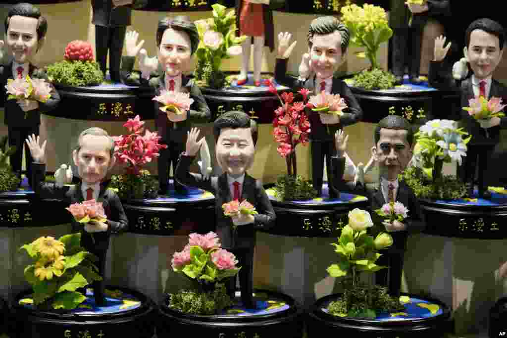 Clay figures, showing U.S. President Barack Obama, Chinese President Xi Jinping and Russian President Vladimir Putin amongst other state leaders expected to attend the G20 summit are displayed at a shop in Hangzhou in eastern China&#39;s Zhejiang province.