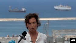 La directora general de la UNESCO, Audrey Azoulay, habla con los periodistas mientras visita una escuela que resultó afectada por la explosión del 4 de agosto que golpeó el puerto marítimo de Beirut, Líbano, el jueves 27 de agosto de 2020.