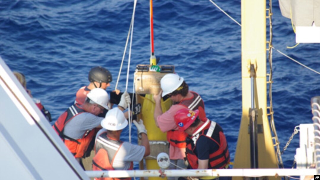 Personnel aboard the NOAA ship, Thomas Jefferson, prepare to launch a glider that belongs to the Naval Oceanographic Office as part of a Gulf of Mexico Loop Current research cruise.