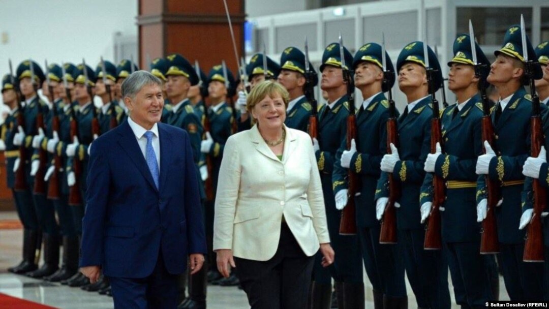 Germaniya Kansleri Angela Merkel (o'ngda) Qirg'iziston Prezidenti Almazbek Atambayev bilan, Bishkek, Qirg'iziston, 14-iyul, 2016-yil.