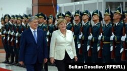 Germaniya Kansleri Angela Merkel (o'ngda) Qirg'iziston Prezidenti Almazbek Atambayev bilan, Bishkek, Qirg'iziston, 14-iyul, 2016-yil.