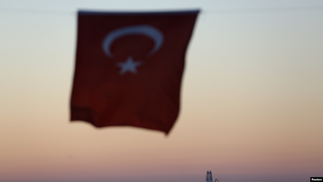 Bendera Turki berkibar dengan pemandangan anjungan pengeboran migas tampak di Antalya, kota resor Laut Tengah di Turki.