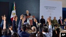 El presidente mexicano, Andrés Manuel López Obrador, defiende acciones de sus fuerzas de seguridad en una conferencia de prensa el 18 de octubre de 2019. (Foto de la Oficina de Prensa de la Presidencia de México via AP).