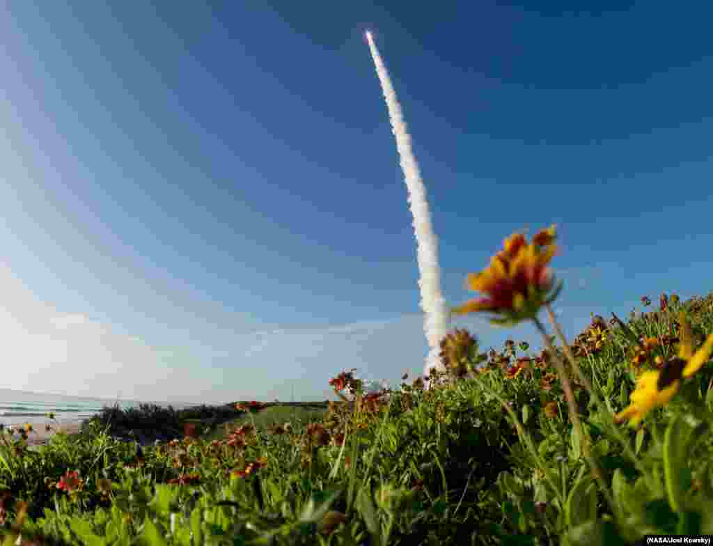 A United Launch Alliance Atlas V rocket with NASA’s Mars 2020 Perseverance rover onboard launches from Space Launch Complex 41, at Cape Canaveral Air Force Station in Florida. (Credit: NASA/Joel Kowsky)