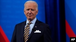 លោក​ប្រធានាធិបតី Joe Biden ឈរ​​នៅ​​ឯ​​វេទិកា​មហាជន​​ town hall ដែល​បាន​ផ្សាយ​បន្ត​ផ្ទាល់​តាម​បណ្តាញ​ទូរទស្សន៍ កាលពី​ថ្ងៃអង្គារ ទី១៦ ខែកុម្ភៈ ឆ្នាំ២០២១។