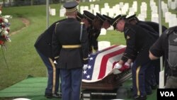 한국전쟁에서 전사한 뒤 2018년 미북 정상회담 직후 돌아온 하비 스톰스 소령의 유해가 16일 워싱턴 인근 알링턴 국립묘지에 안장됐다.