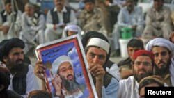 Magoya bayan jam'iyyar addini ta Jamiat-e-Ulema-e-Islam na rike da hoton hoton Osama bin Laden a yayin gangamin nuna kin jinin Amurka a birnin Quetta kasar Pakistan