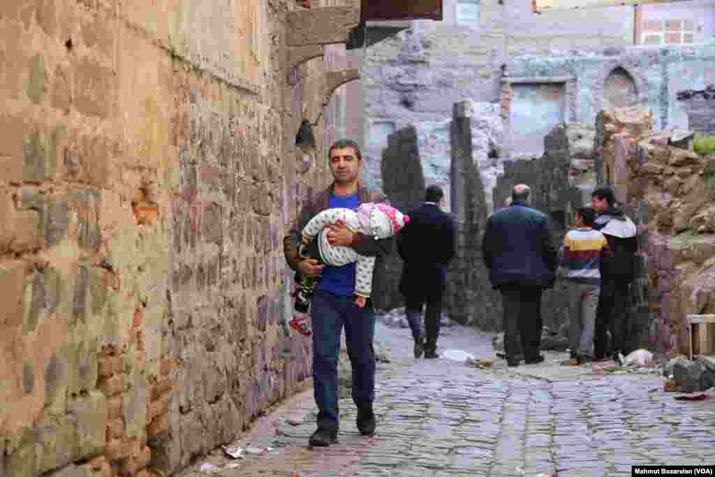 Images from the historic Sur neigborhood of Diyarbakir in southeastern Turkey after clashes between the security forces and members of the pro-Kurdish youth gangs that brought the town's economy to a standstill