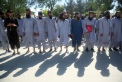 Prisioneros talibanes hacen fila luego de ser liberados de la prisión Bagram en la provincia de Parwan, en Afganistán, el martes 26 de mayo de 2020.